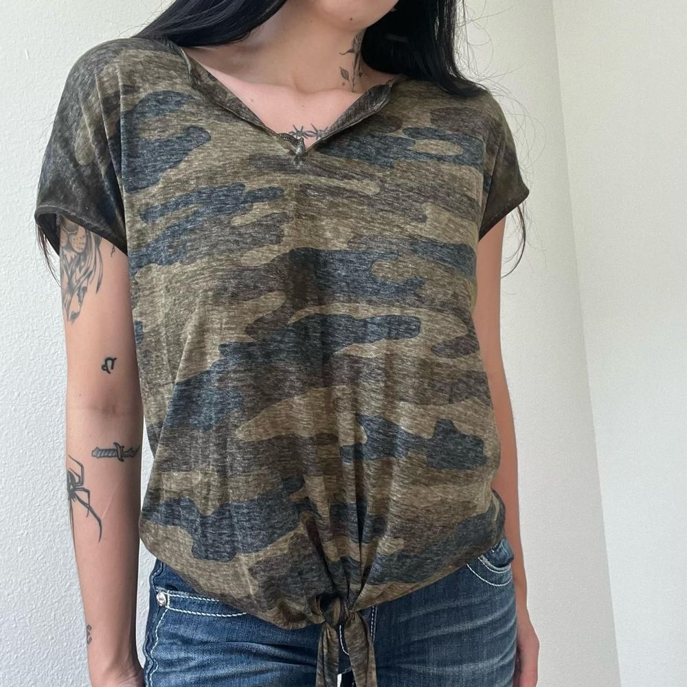 lucky brand camo v neck knotted tee